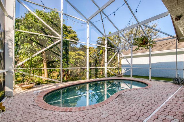 2767 S Clearbrook Circle, Delray Beach, FL 33445