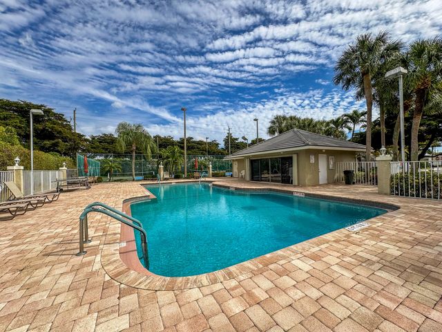 2767 S Clearbrook Circle, Delray Beach, FL 33445