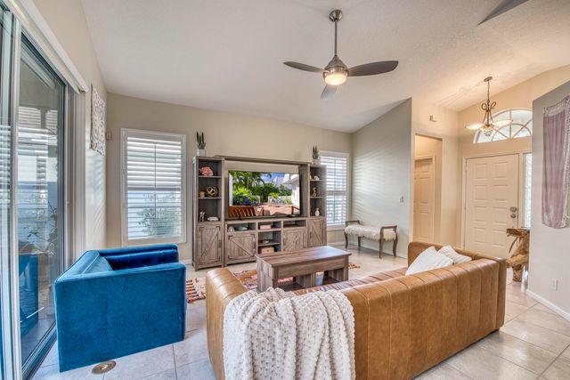 2767 S Clearbrook Circle, Delray Beach, FL 33445