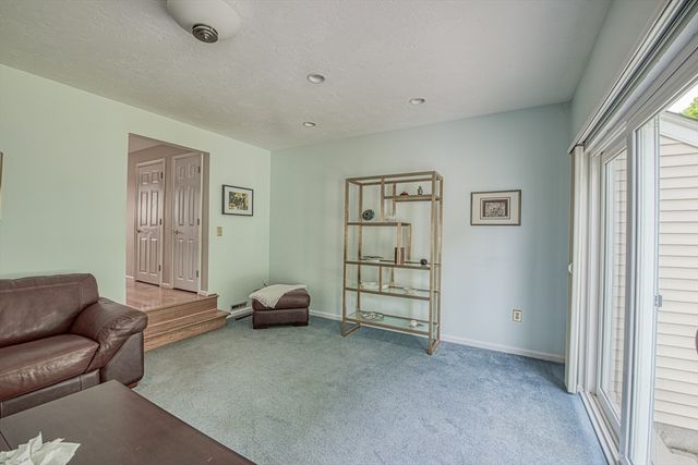 28 Gaslight Ln 28, Easton, MA 02334