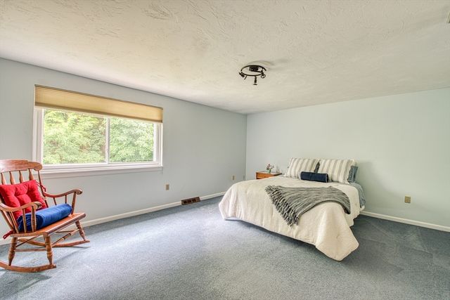 28 Gaslight Ln 28, Easton, MA 02334