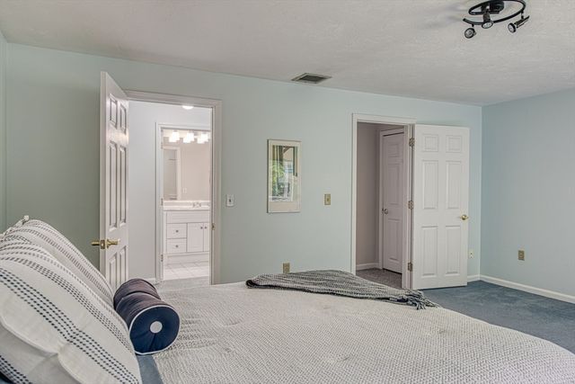 28 Gaslight Ln 28, Easton, MA 02334