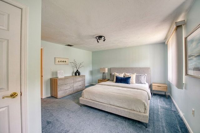 28 Gaslight Ln 28, Easton, MA 02334