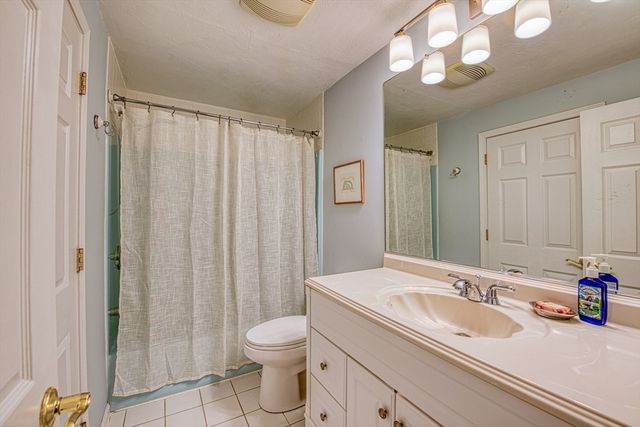 28 Gaslight Ln 28, Easton, MA 02334