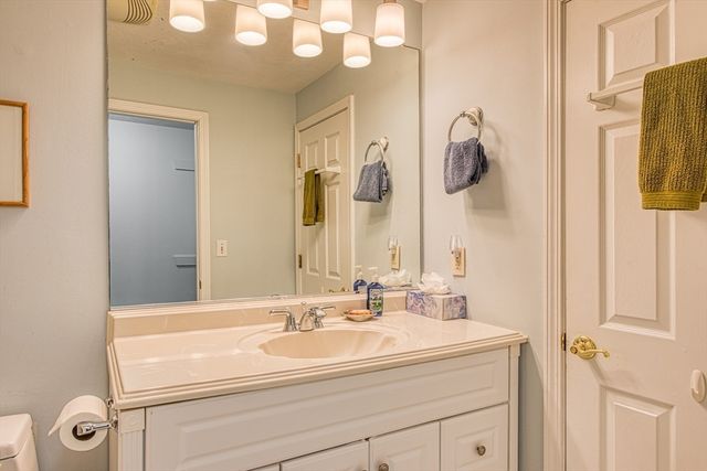 28 Gaslight Ln 28, Easton, MA 02334