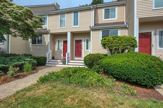 28 Gaslight Ln 28, Easton, MA 02334
