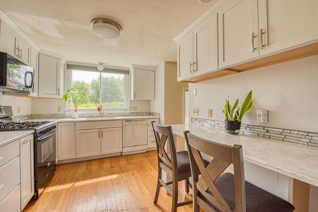 28 Gaslight Ln 28, Easton, MA 02334