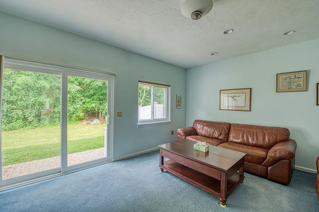 28 Gaslight Ln 28, Easton, MA 02334