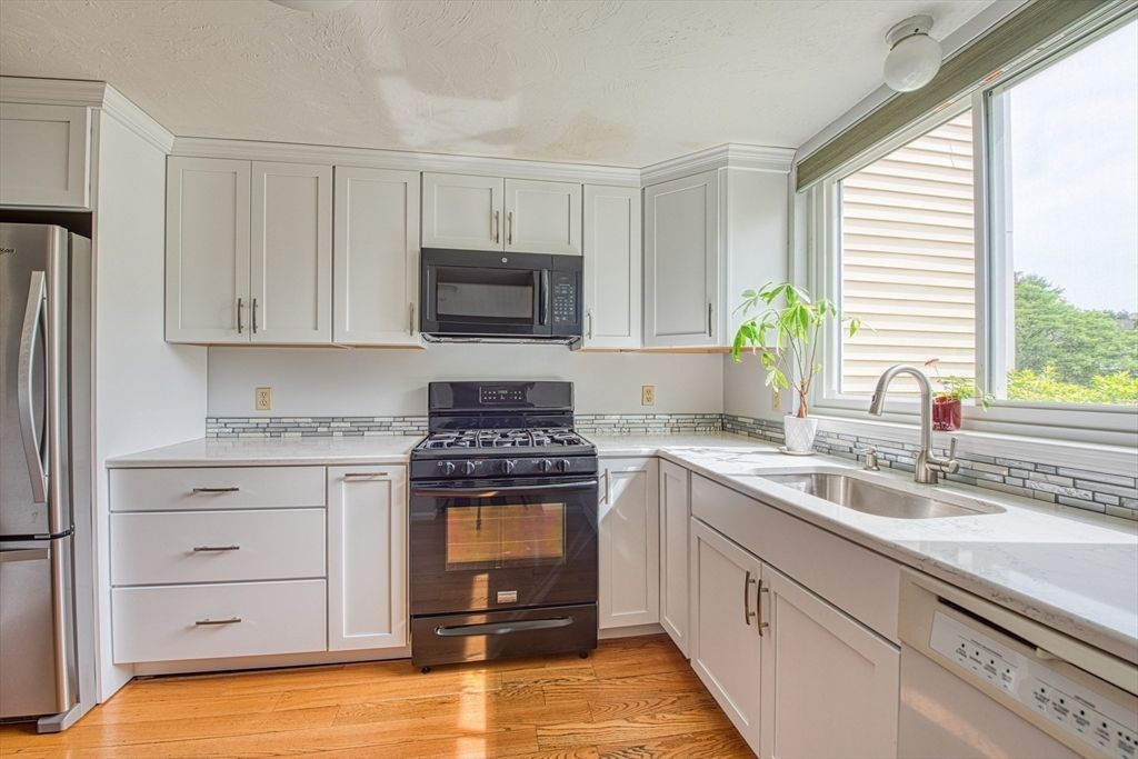 28 Gaslight Ln 28, Easton, MA 02334