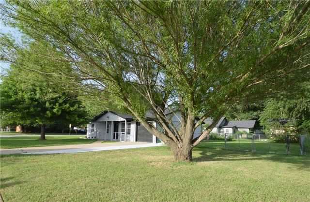 2511 N 4th Street, Rogers, AR 72756