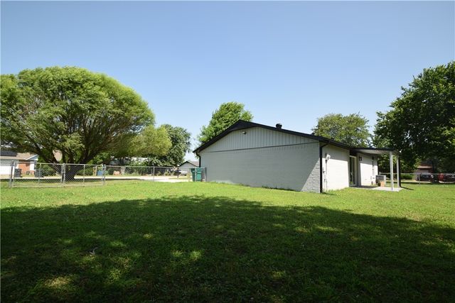 2511 N 4th Street, Rogers, AR 72756
