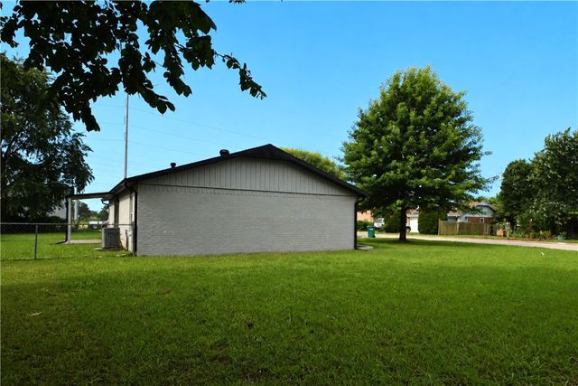 2511 N 4th Street, Rogers, AR 72756