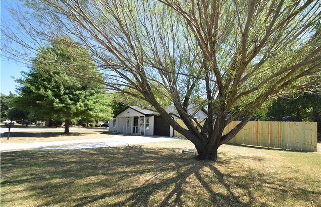 2511 N 4th Street, Rogers, AR 72756