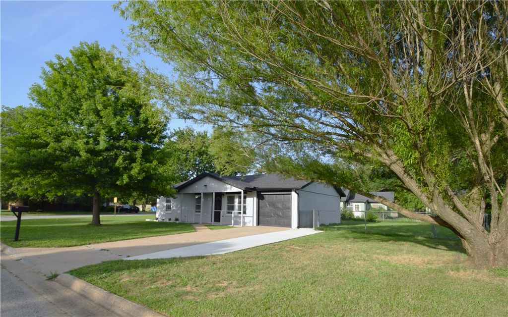 2511 N 4th Street, Rogers, AR 72756