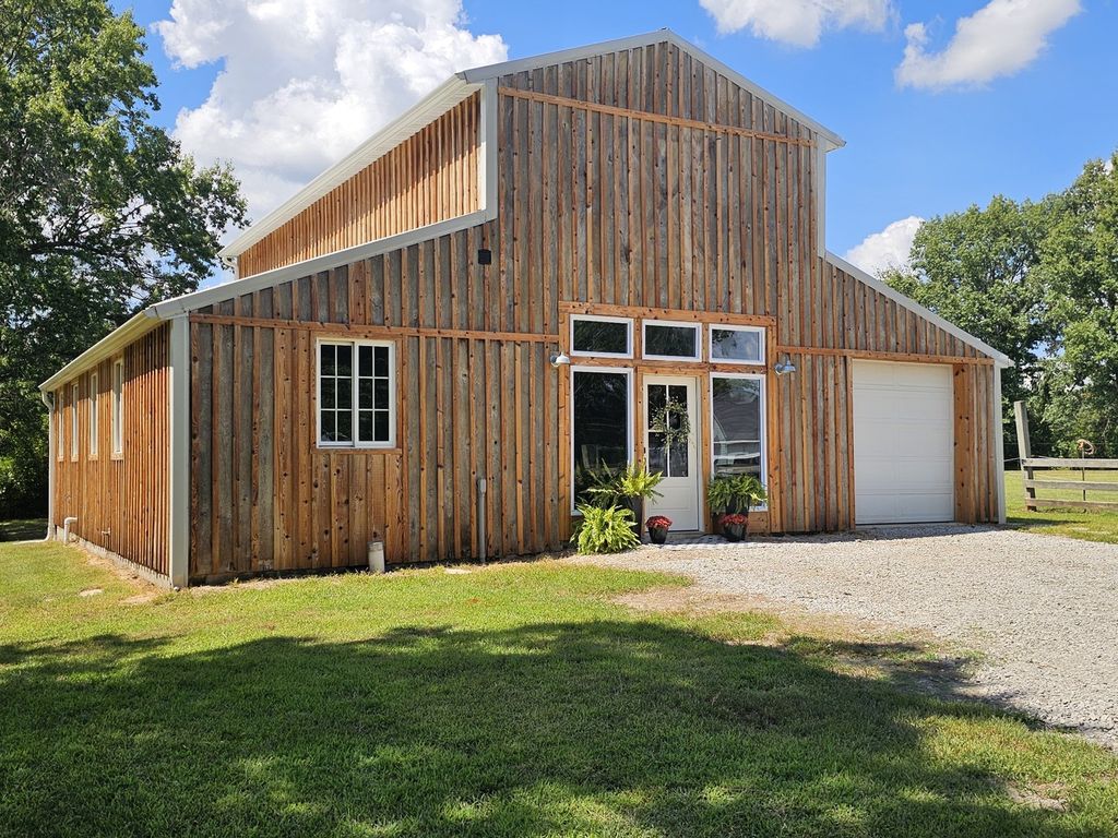 Image 1 of property listing at 2673 County Farm Road, Salem, IL 62881