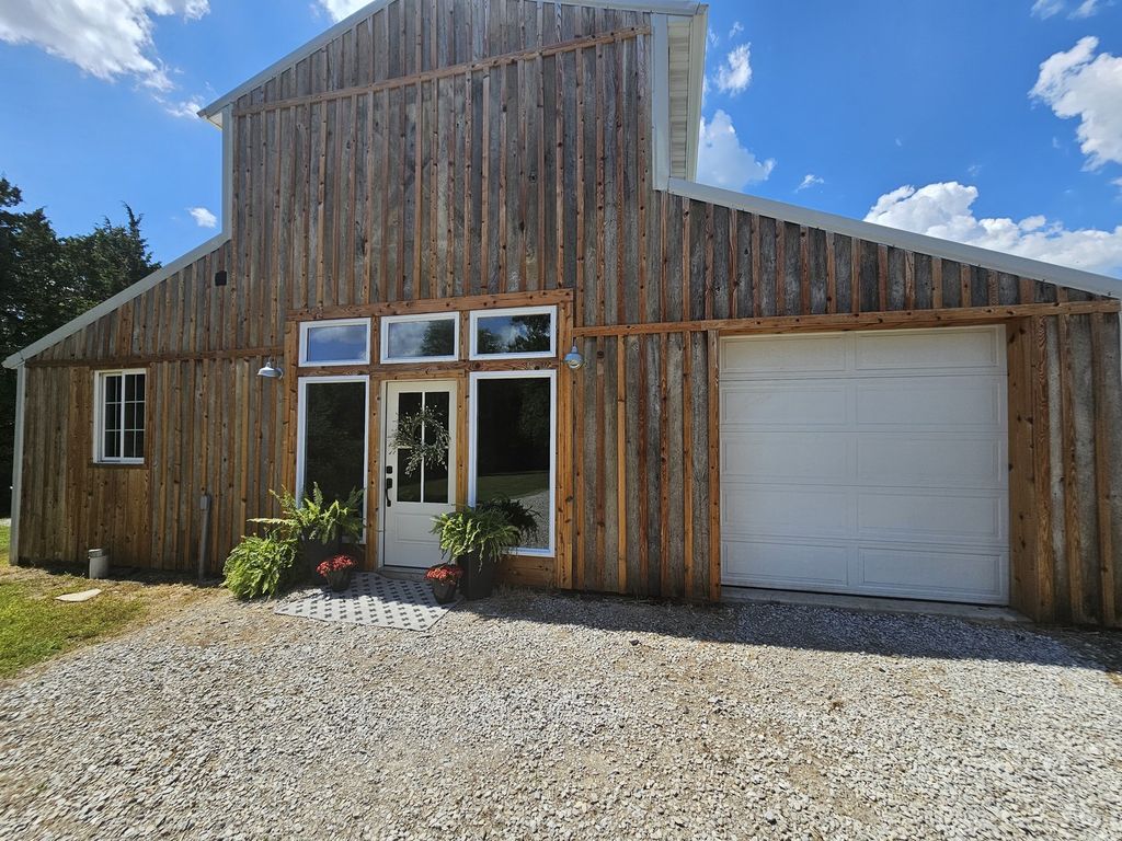 Image 2 of property listing at 2673 County Farm Road, Salem, IL 62881