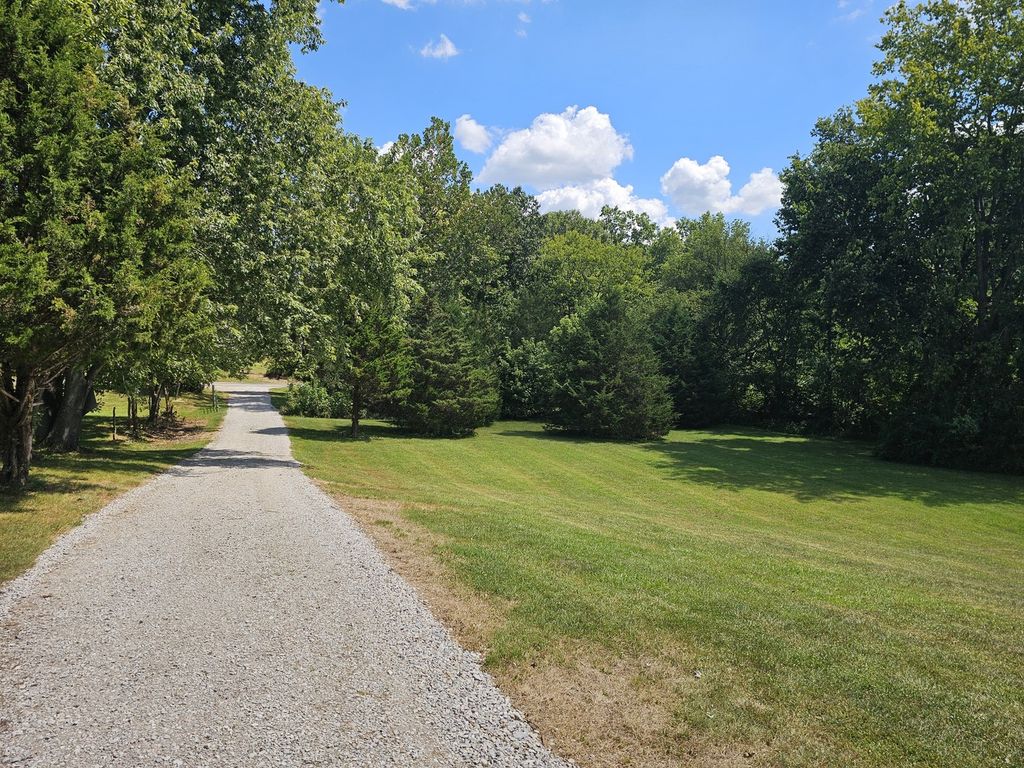 Image 11 of property listing at 2673 County Farm Road, Salem, IL 62881
