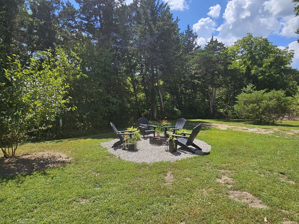 Image 12 of property listing at 2673 County Farm Road, Salem, IL 62881