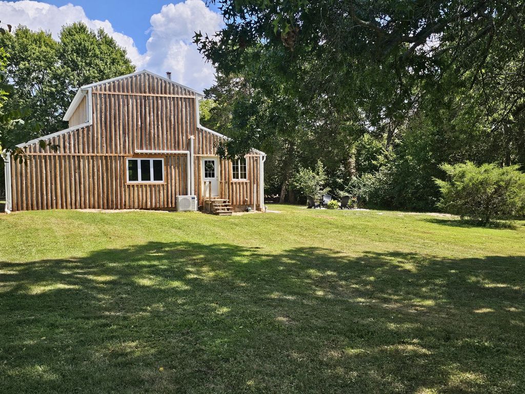 Image 13 of property listing at 2673 County Farm Road, Salem, IL 62881