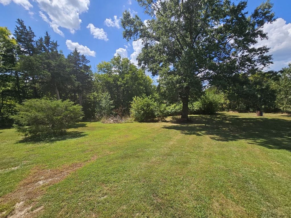 Image 14 of property listing at 2673 County Farm Road, Salem, IL 62881