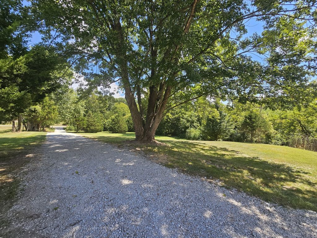 Image 15 of property listing at 2673 County Farm Road, Salem, IL 62881