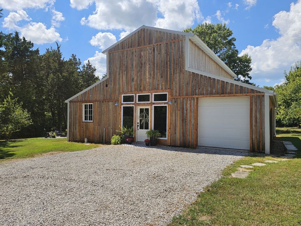 Image 16 of property listing at 2673 County Farm Road, Salem, IL 62881