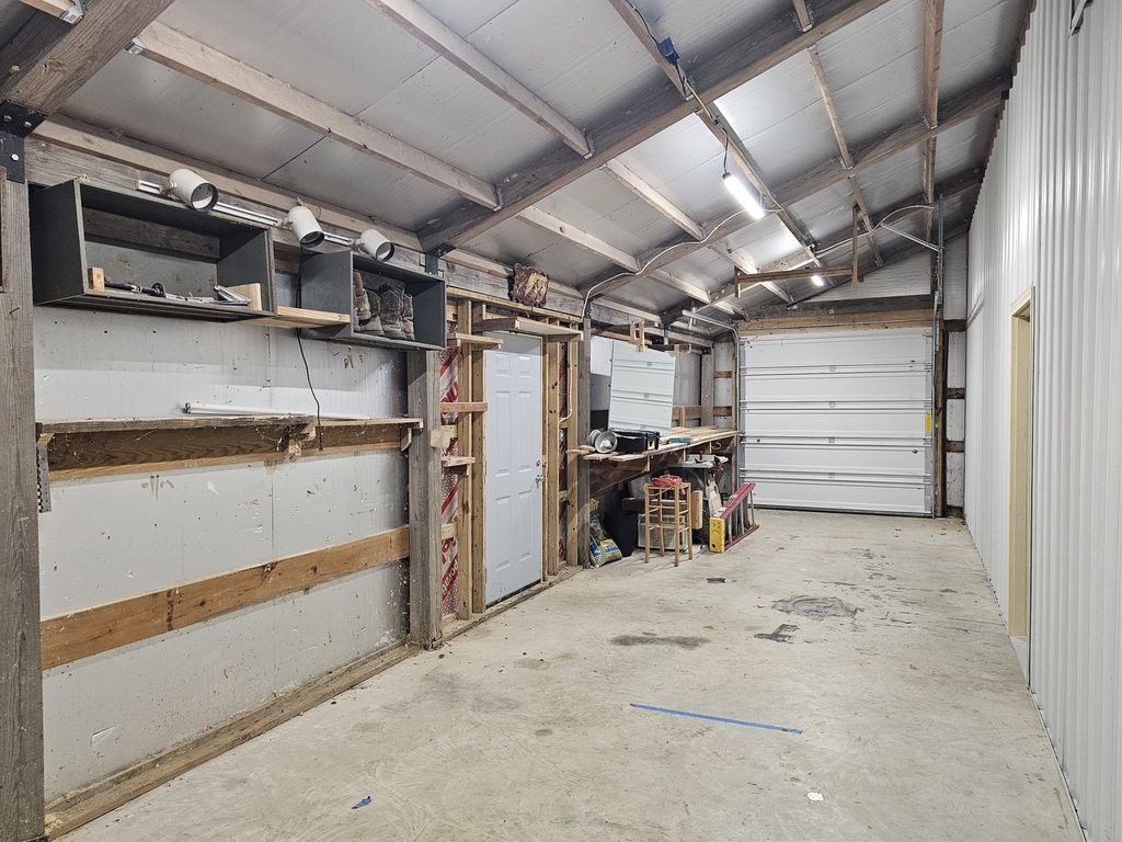 Image 17 of property listing at 2673 County Farm Road, Salem, IL 62881