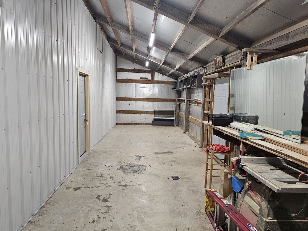 Image 18 of property listing at 2673 County Farm Road, Salem, IL 62881