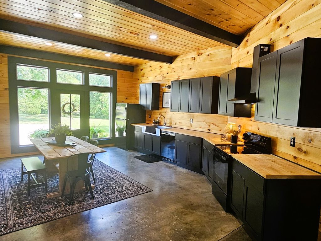 Image 19 of property listing at 2673 County Farm Road, Salem, IL 62881