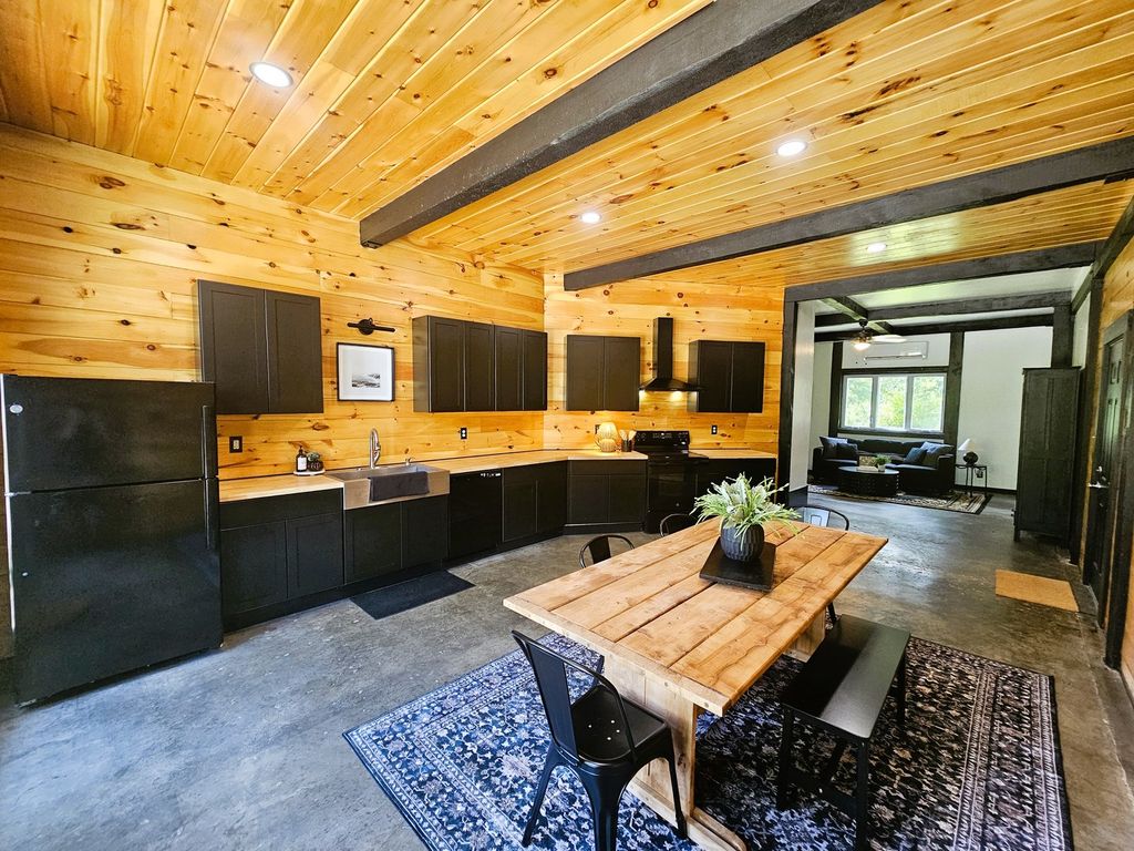 Image 20 of property listing at 2673 County Farm Road, Salem, IL 62881