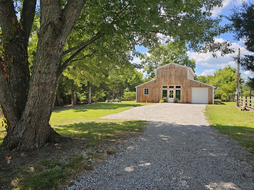 Image 3 of property listing at 2673 County Farm Road, Salem, IL 62881