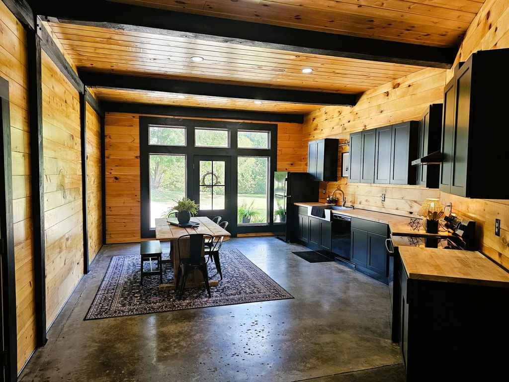 Image 22 of property listing at 2673 County Farm Road, Salem, IL 62881