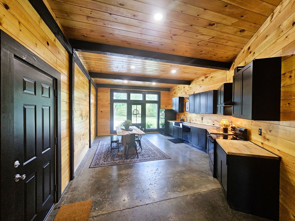 Image 23 of property listing at 2673 County Farm Road, Salem, IL 62881