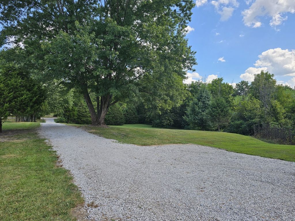 Image 39 of property listing at 2673 County Farm Road, Salem, IL 62881
