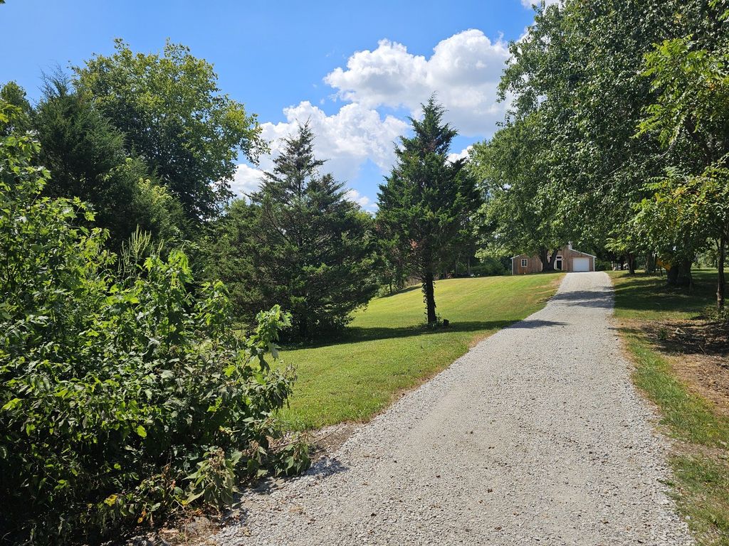 Image 5 of property listing at 2673 County Farm Road, Salem, IL 62881