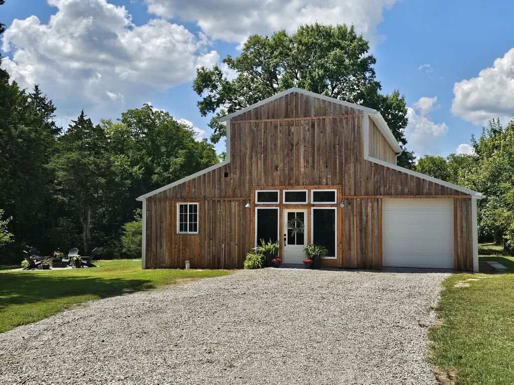 Image 7 of property listing at 2673 County Farm Road, Salem, IL 62881