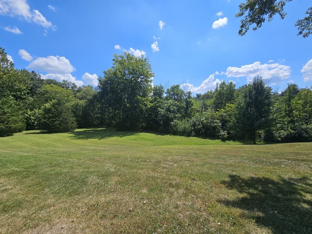 Image 9 of property listing at 2673 County Farm Road, Salem, IL 62881
