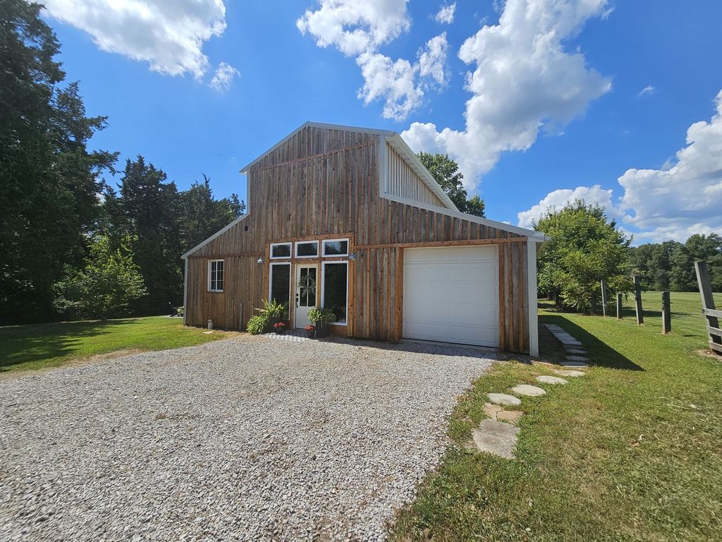 Image 10 of property listing at 2673 County Farm Road, Salem, IL 62881