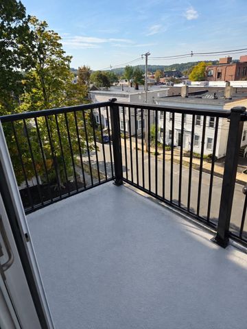 36 Crescent St 17, Wakefield, MA 01880