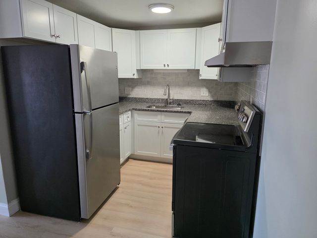 36 Crescent St 17, Wakefield, MA 01880