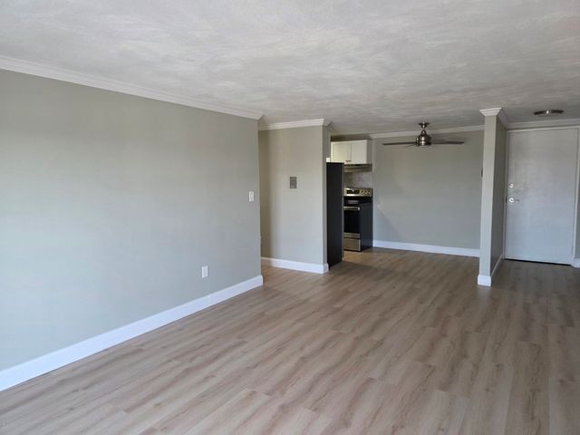 36 Crescent St 17, Wakefield, MA 01880