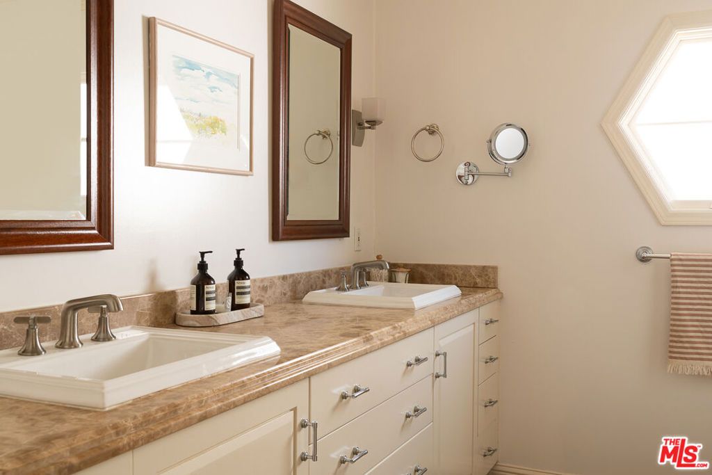 Image 11 of property listing at 101 N Arden Boulevard, Los Angeles, CA 90004