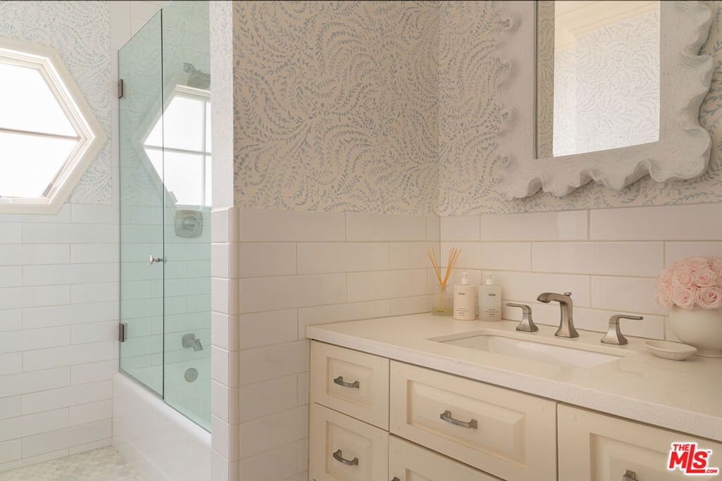 Image 13 of property listing at 101 N Arden Boulevard, Los Angeles, CA 90004