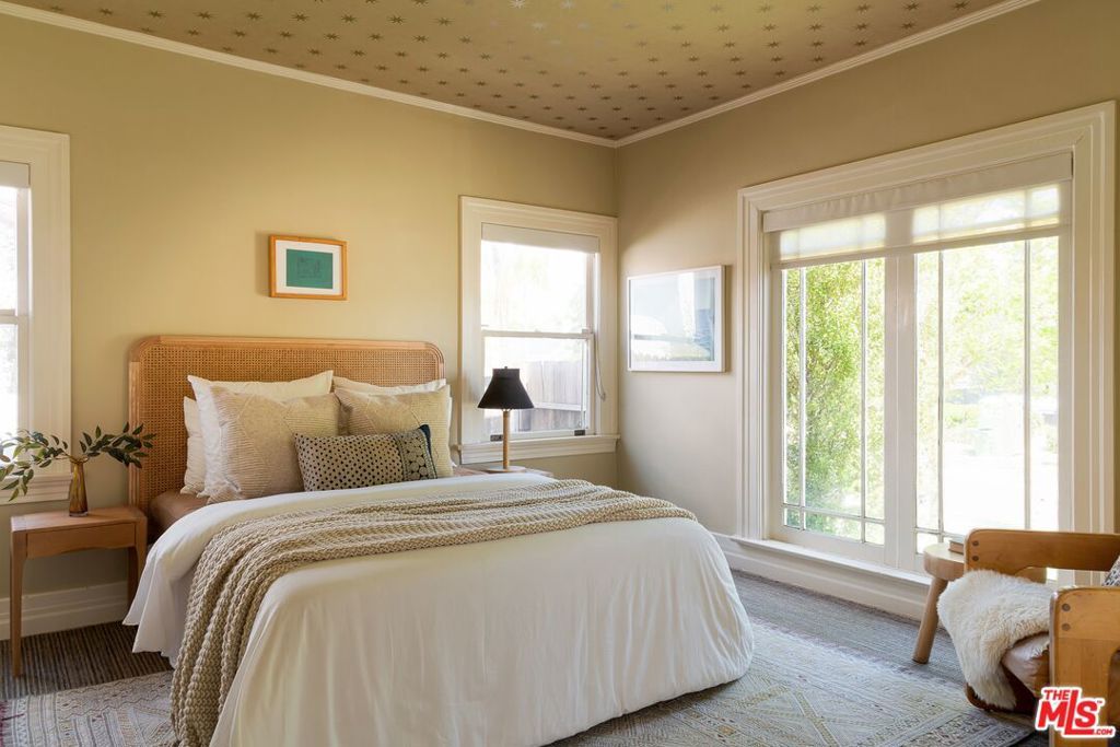 Image 14 of property listing at 101 N Arden Boulevard, Los Angeles, CA 90004