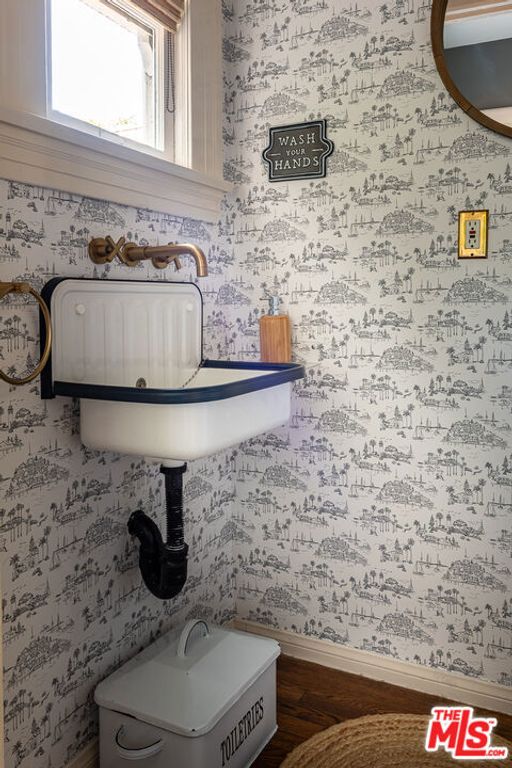 Image 16 of property listing at 101 N Arden Boulevard, Los Angeles, CA 90004