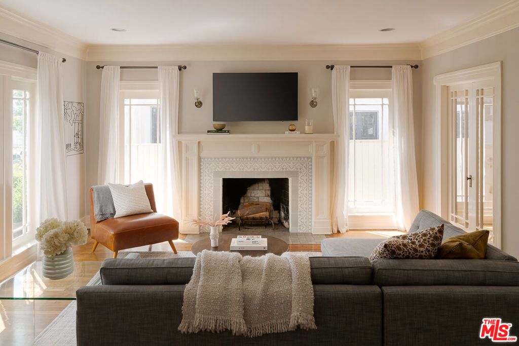 Image 1 of property listing at 101 N Arden Boulevard, Los Angeles, CA 90004