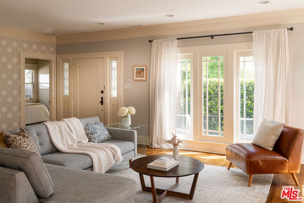 Image 2 of property listing at 101 N Arden Boulevard, Los Angeles, CA 90004