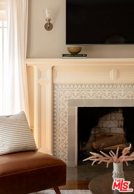 Image 3 of property listing at 101 N Arden Boulevard, Los Angeles, CA 90004