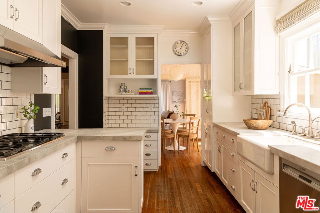 Image 6 of property listing at 101 N Arden Boulevard, Los Angeles, CA 90004