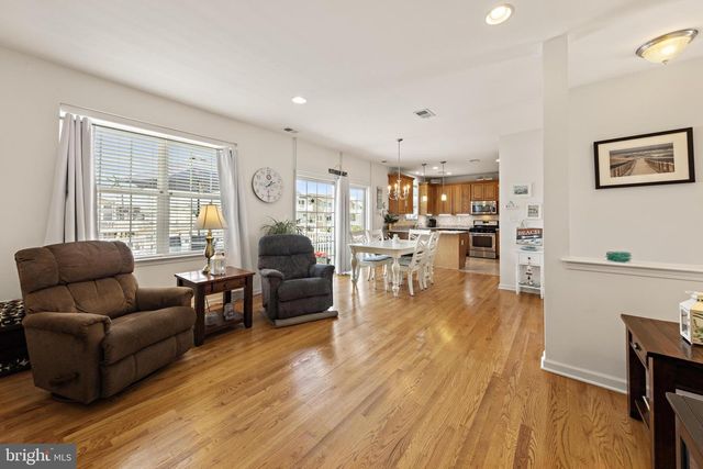 36 CLARENCE DR, Manahawkin, NJ 08050